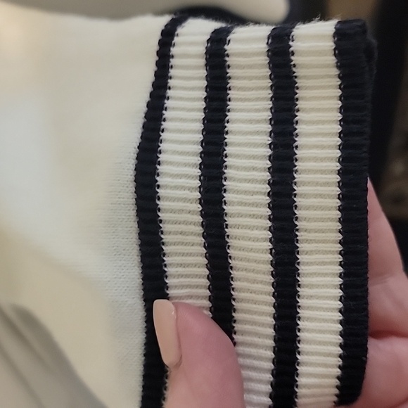 Crown & Ivy White Sweater With Navy Blue Trim And Bow Size Petite XL - Picture 3 of 5